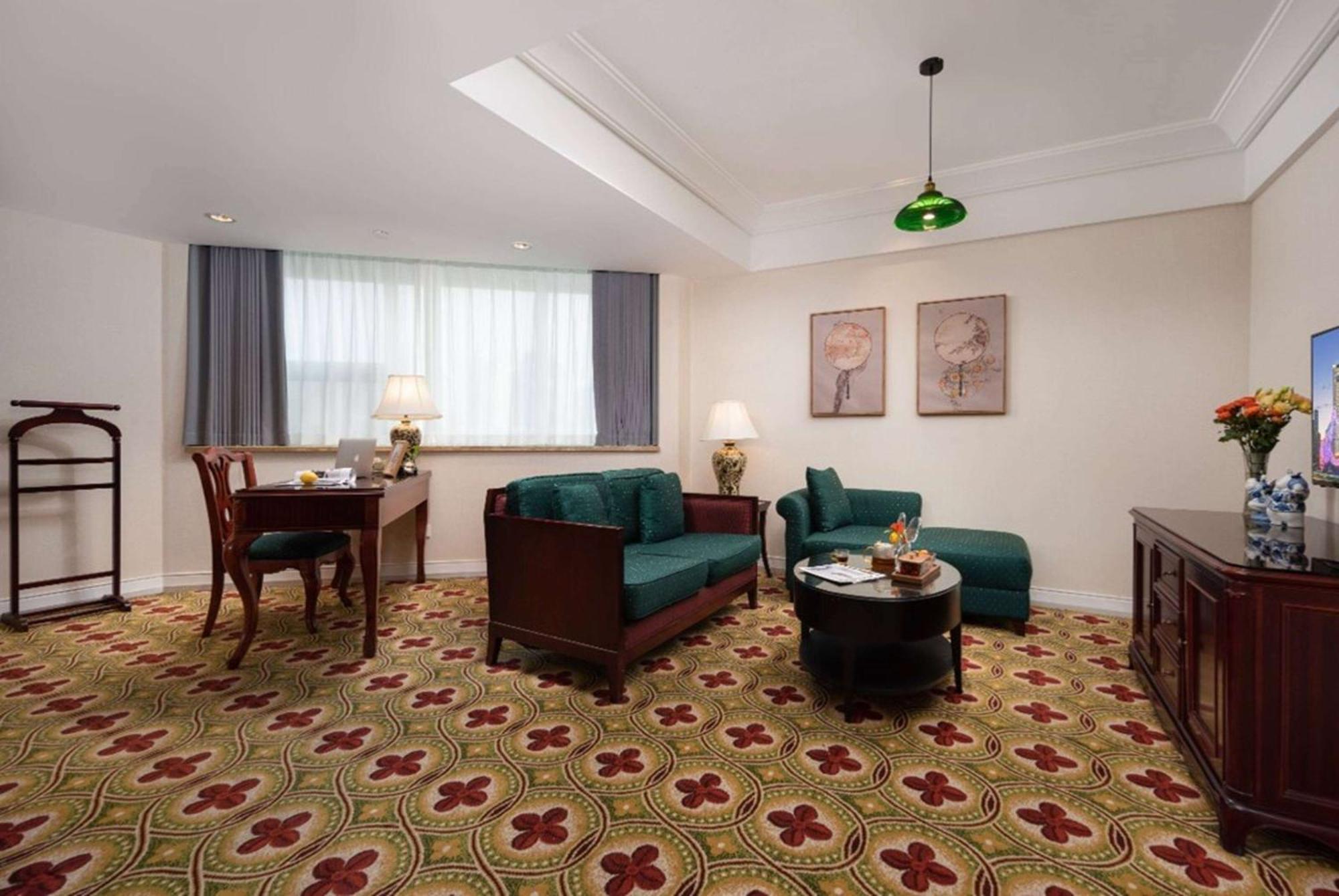 Ramada Plaza Optics Valley Hotel Wuhan Exterior photo