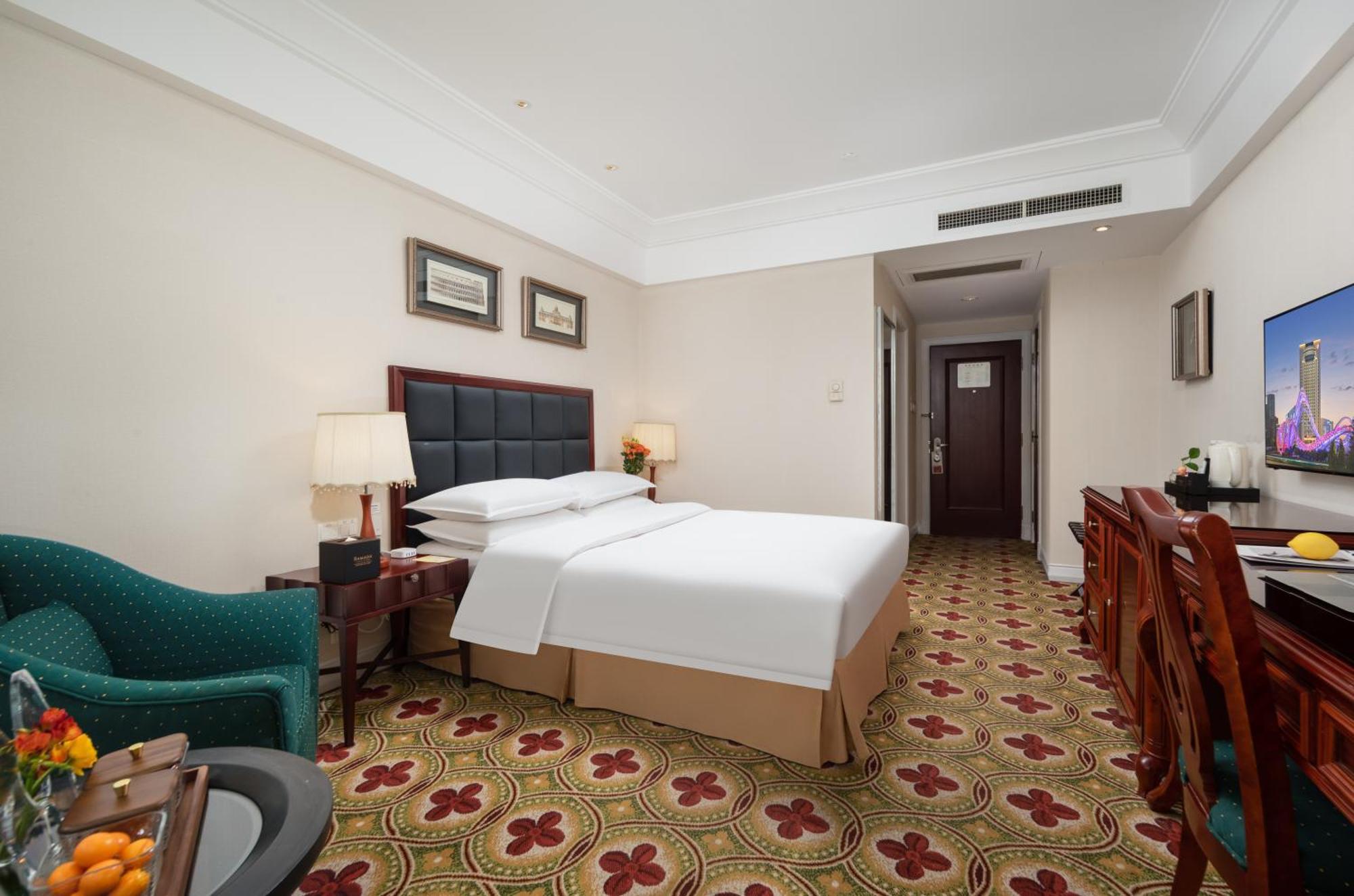 Ramada Plaza Optics Valley Hotel Wuhan Exterior photo