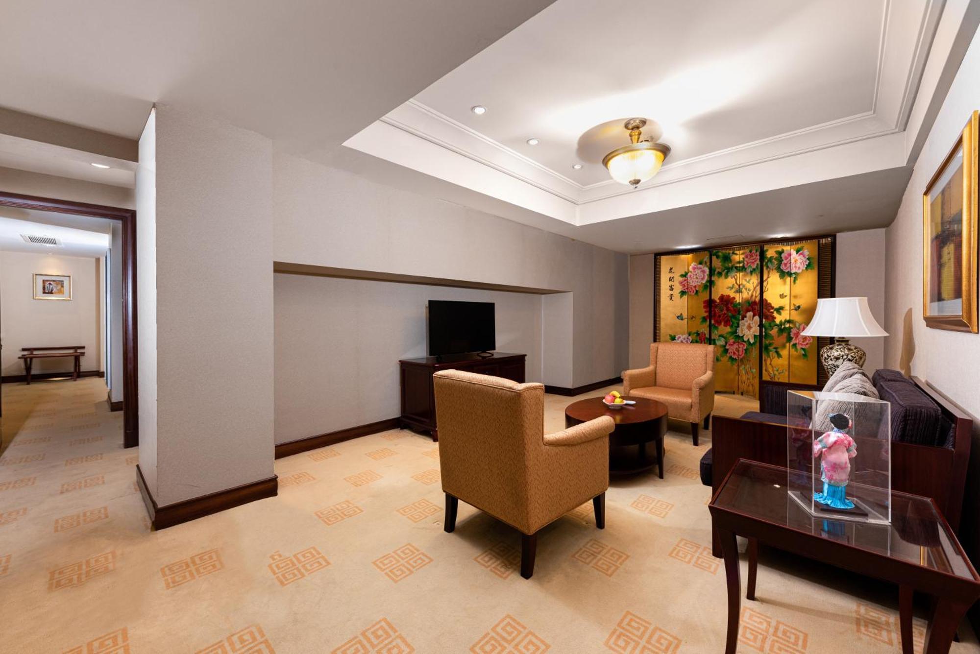 Ramada Plaza Optics Valley Hotel Wuhan Exterior photo