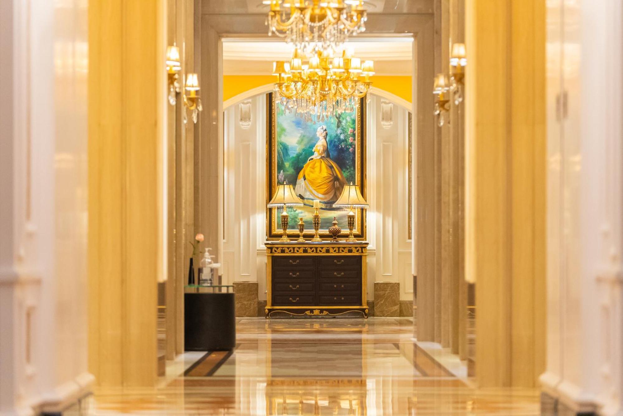 Ramada Plaza Optics Valley Hotel Wuhan Exterior photo
