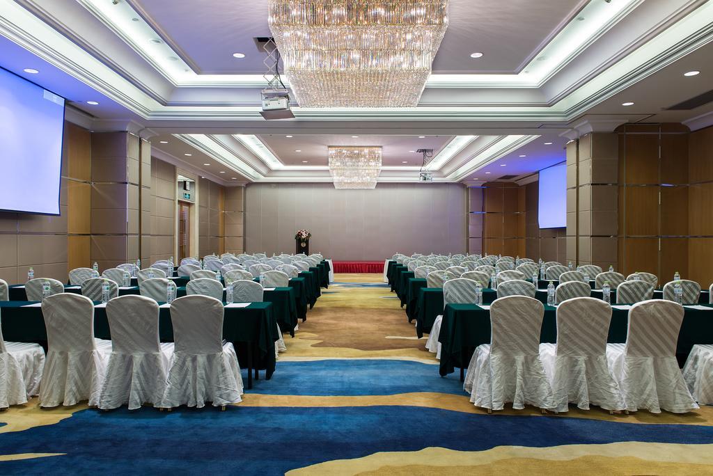 Ramada Plaza Optics Valley Hotel Wuhan Exterior photo